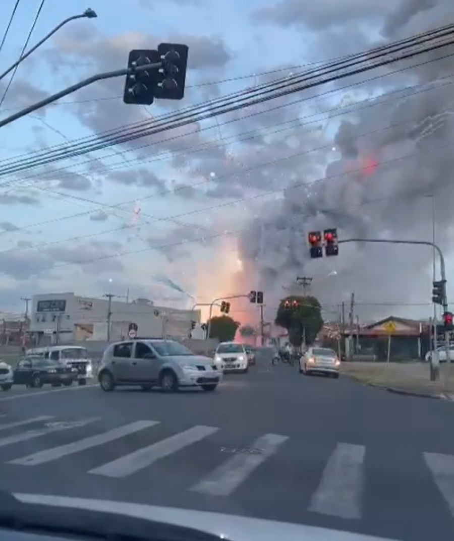 Produtos explodiram e foram arremessados durante incêndio em