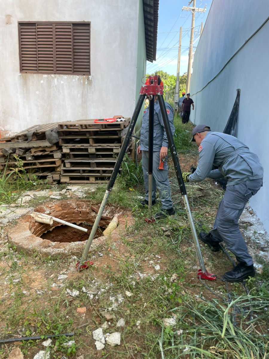 Bombeiros resgatam homem após cair em poço de 15 metros de profundidade em Americana